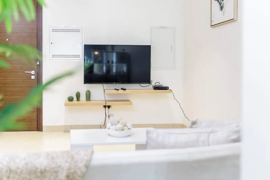 Daire Spacious Minimalistic Studio Dubai